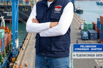 Johan Singandaru Wakil Ketua Bidang Organisasi GPEI Banten tokoh politik muda, musisi, dan pengusaha asal Kota Cilegon, Banten.